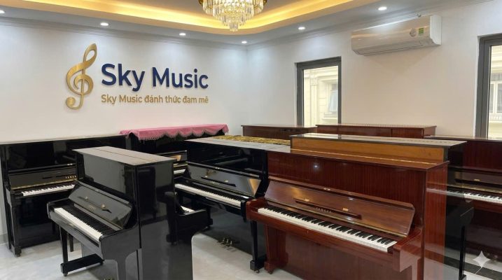 Học viên đang học thử piano tại showroom với giáo viên hướng dẫn trực tiếp