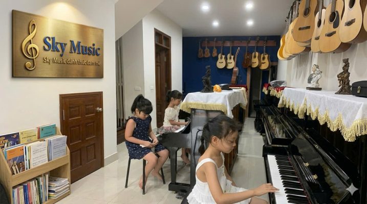 Khách hàng thử đàn piano Yamaha tại showroom Sky Music Long Biên Hà Nội