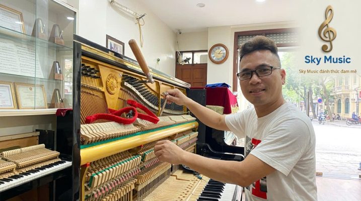 Kỹ thuật viên kiểm tra chi tiết bên trong piano Yamaha trước khi bàn giao cho khách