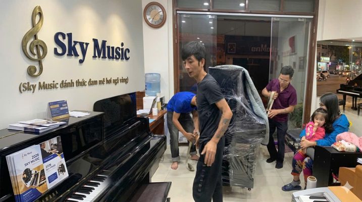 Kỹ thuật viên kiểm tra dây đàn và tuning pin piano cơ tại Sky Music