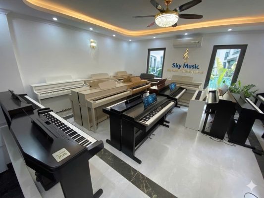 Người mới học piano đang thử đàn tại showroom Sky Music