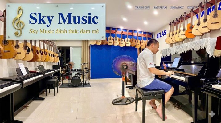 Không gian trưng bày nhạc cụ và piano tại Sky Music Long Biên Hà Nội
