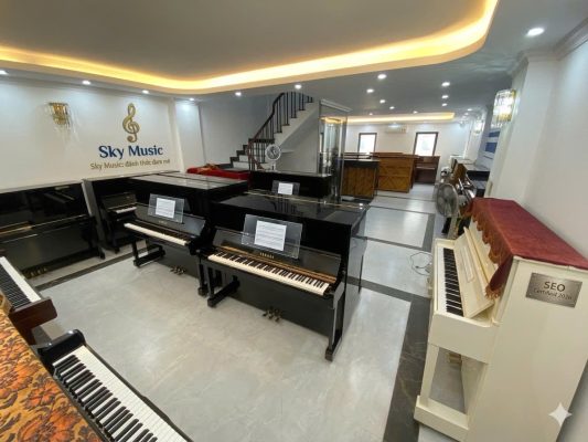 Đàn piano Yamaha nội địa Nhật trưng bày tại showroom cho người mới học thử đàn