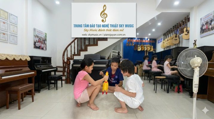 Không gian showroom piano tại Sky Music Long Biên với nhiều đàn piano cơ và piano điện trưng bày