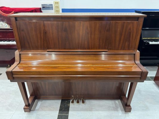 Thiết kế mặt trước piano Yamaha W102 với lớp gỗ hoàn thiện đẹp phù hợp không gian gia đình