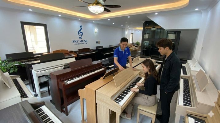 Khách hàng đang test đàn piano trước khi mua tại Sky Music