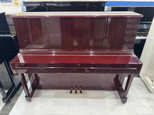 alt="Đàn piano Yamaha W108B vân gỗ sang trọng tại showroom Sky Music Long Biên Hà Nội"
