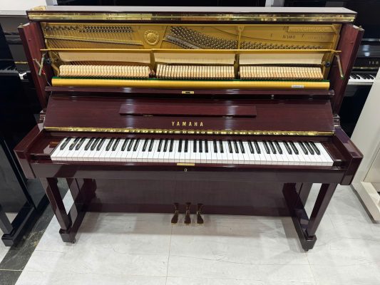 alt="Đàn Yamaha W108B trưng bày tại showroom piano Sky Music khu vực Long Biên Hà Nội"