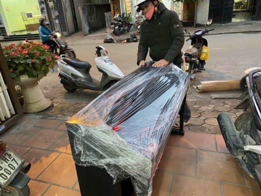 Đàn piano Yamaha nội địa Nhật được chuẩn bị giao tận nhà cho khách hàng tại Hà Nội
