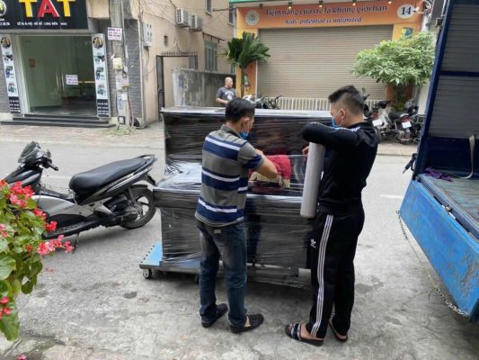 Kỹ thuật viên Sky Music bọc đàn piano cẩn thận trước khi giao tận nhà cho khách hàng tại Hà Nội