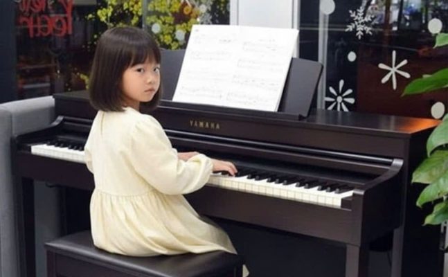 Bé 5–6 tuổi làm quen piano cơ Yamaha giúp phát triển tư duy và cảm thụ âm nhạc
