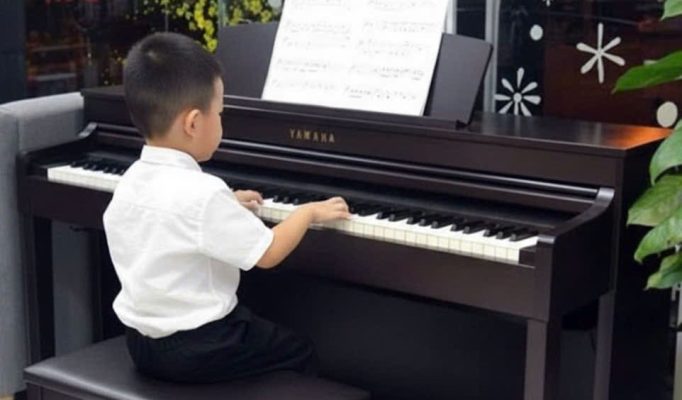 Bé học piano Yamaha cho người mới học tại Long Biên