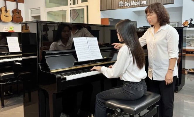  Sky Music Long Biên kiên nhẫn hướng dẫn bé mới học piano trên đàn piano cơ Yamaha