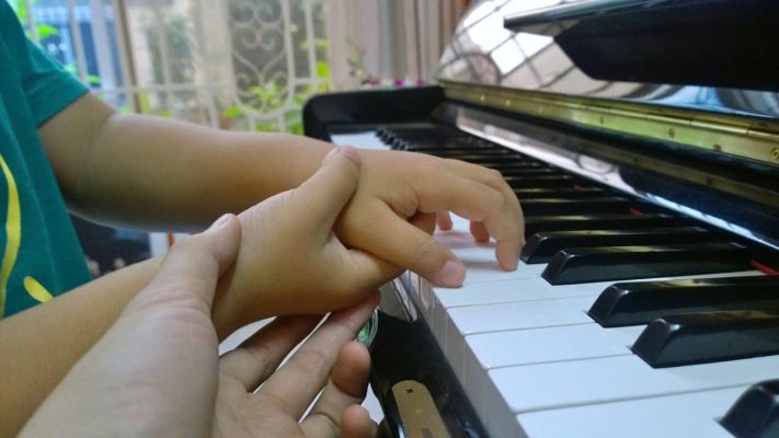  Sky Music Long Biên kiên nhẫn hướng dẫn bé mới học piano trên đàn piano cơ Yamaha