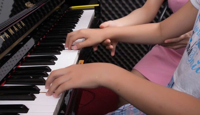 viên piano kiên nhẫn chỉnh ngón tay cho bé mới học giúp bé tự tin và không sợ sai
