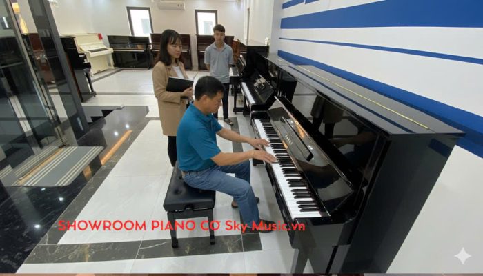 Piano cho bé mới học tại Sky Music Long Biên – phụ huynh và giáo viên kiểm tra âm thanh, phím đàn thực tế