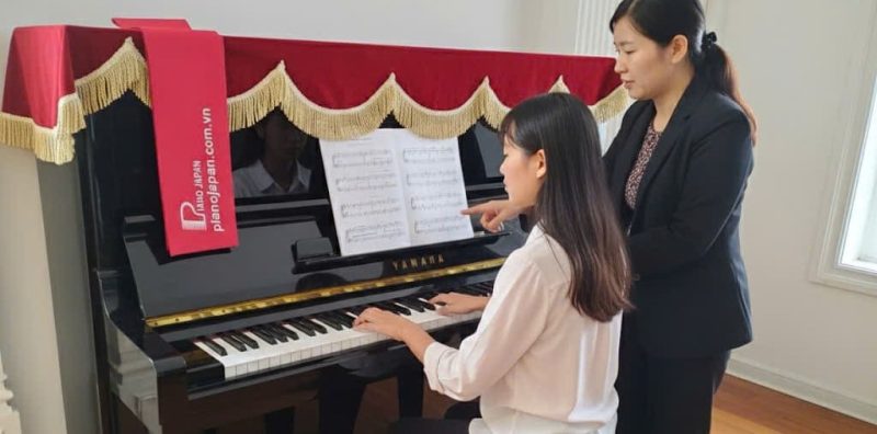 giáo viên hướng dẫn bé mới học piano đúng tư thế tại sky music