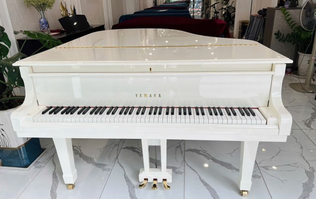 Piano grand Yamaha màu trắng cho không gian nội thất hiện đại