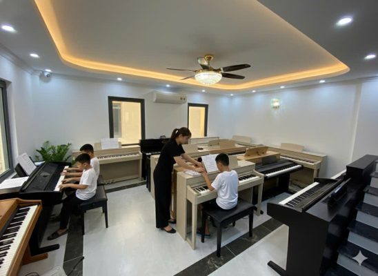 Lớp học piano điện cho người mới học tại Sky Music Long Biên