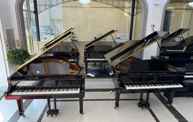 piano grand Yamaha gỗ nâu so sánh G5A và C3 trong không gian gia đình