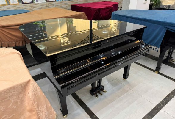 Piano grand Yamaha đen bóng đặt trong không gian nhà phố