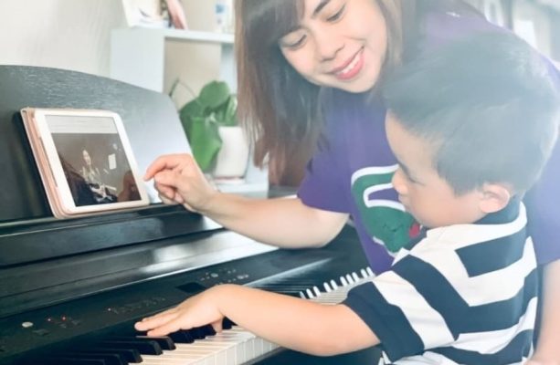 Bé học piano tại nhà bằng đàn điện trước khi mua đàn cơ