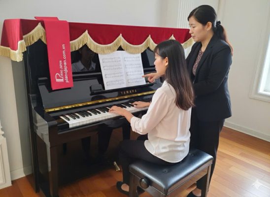 giao vien day piano bang yamaha u1h cho hoc vien moi