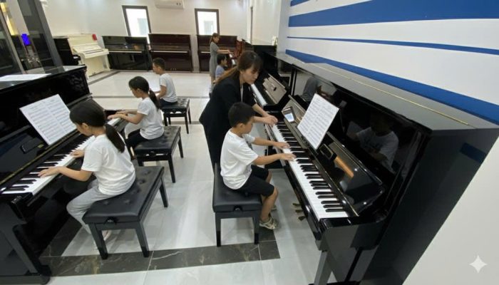 Lớp học piano cho người mới học tại Sky Music Long Biên với đàn piano cơ