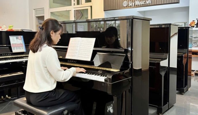 học viên luyện tập piano Kawai cho người mới học tại Sky Music