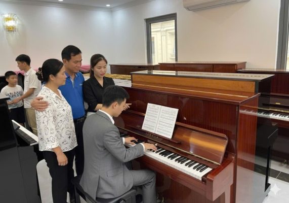 Gia đình trải nghiệm piano cơ trước khi quyết định mua tránh sai lầm khi mua piano cho người mới học