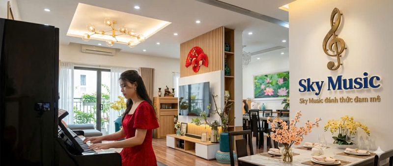 Người mới tập luyện ngón piano từng tay với bài tập cơ bản đơn giản