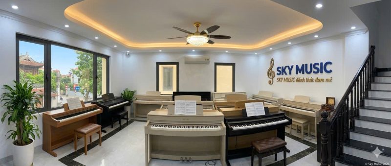 Học viên đang học piano tại trung tâm âm nhạc với sự hướng dẫn trực tiếp của giáo viên