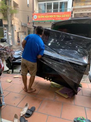 Kỹ thuật viên Sky Music vận chuyển piano cơ tận nhà cho khách tại Hà Nội