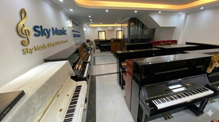 Học viên trải nghiệm piano tại showroom Sky Music Long Biên Hà Nội