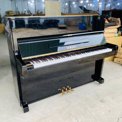 Piano Yamaha U1 màu đen bóng tại showroom Sky Music Long Biên phù hợp cho trẻ em và người mới học piano