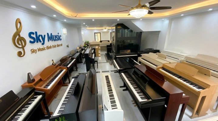 Khách hàng so sánh piano điện và piano cơ Yamaha tại showroom Sky Music Long Biên