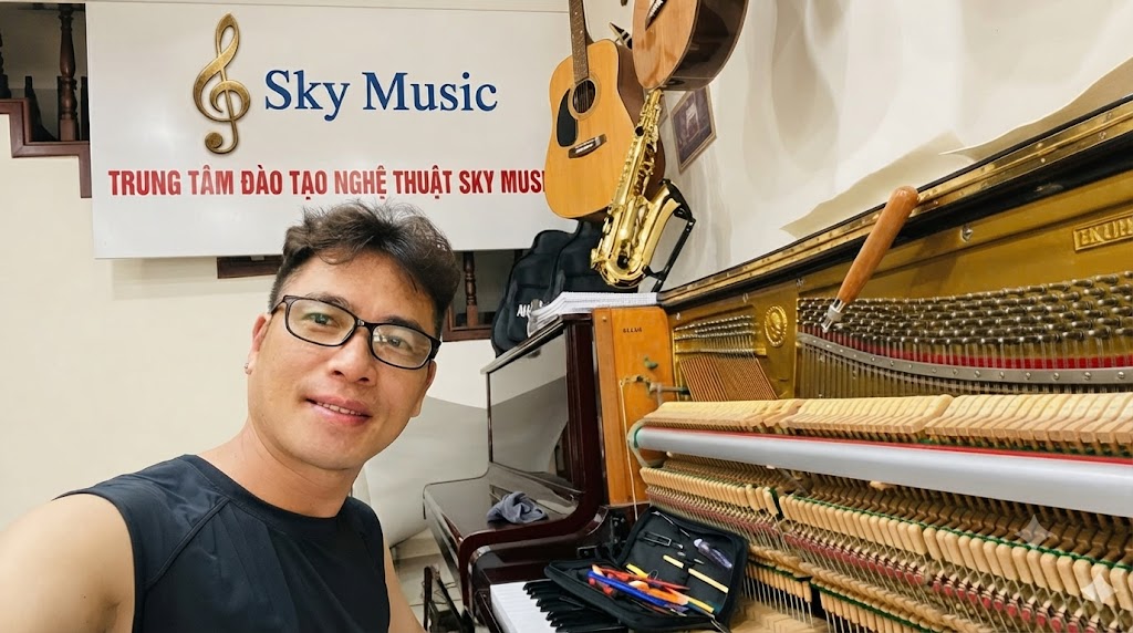 Showroom Piano Sky music Long biên có gì