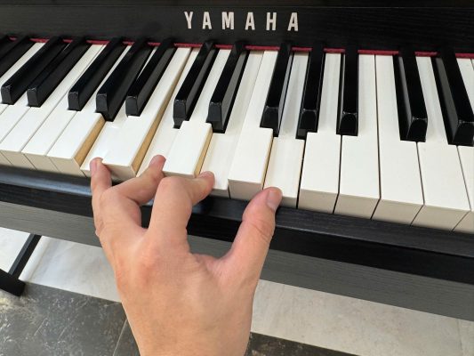 Yamaha CLP-585 Nhật bãi giá 27 triệu