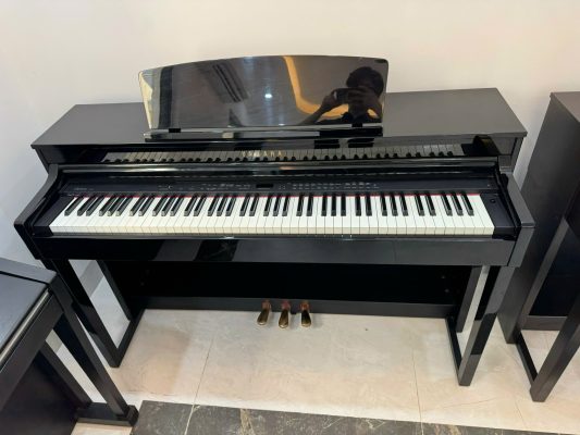 Cận cảnh bàn phím gỗ của piano điện Yamaha CLP-470