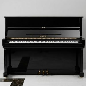 Kỹ thuật viên kiểm tra bàn phím piano Kawai KST1