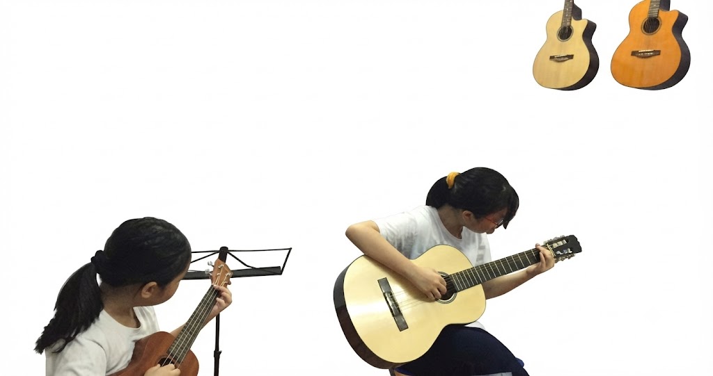 Học viên nữ thực hành tư thế cầm đàn guitar