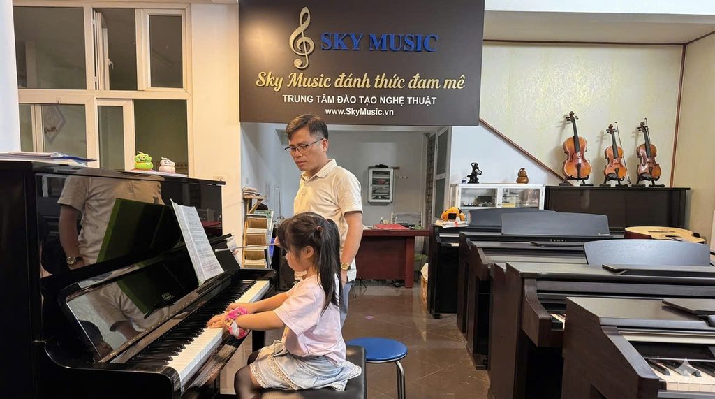 Học piano cơ bản trong giai đoạn 0–3 tháng Giáo viên hướng dẫn tư thế tay cho bé mới học piano