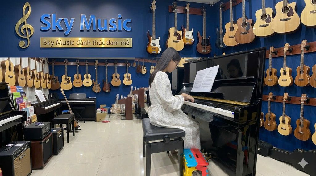 Lộ trình học piano giai đoạn 3–6 tháng Học viên luyện ghép hai tay trên đàn piano cơ tại Sky Music