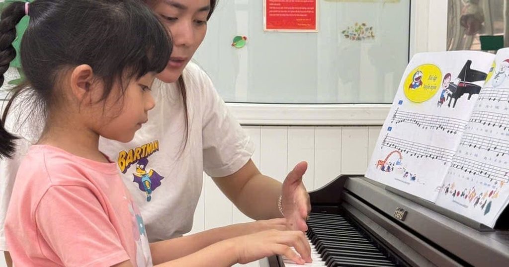 Giáo viên Sky Music hướng dẫn bé học piano Giáo viên Sky Music hướng dẫn bé gái luyện ngón trên đàn piano