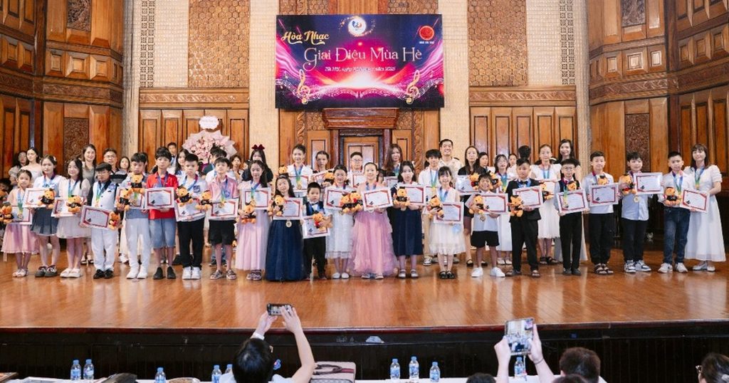 Học viên Sky Music nhận chứng nhận tại Hòa nhạc Giai điệu Mùa Hè