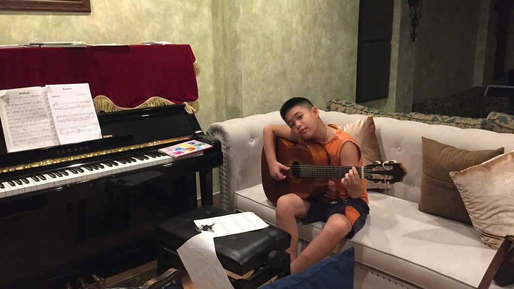 Học viên nam luyện kỹ thuật guitar cơ bản