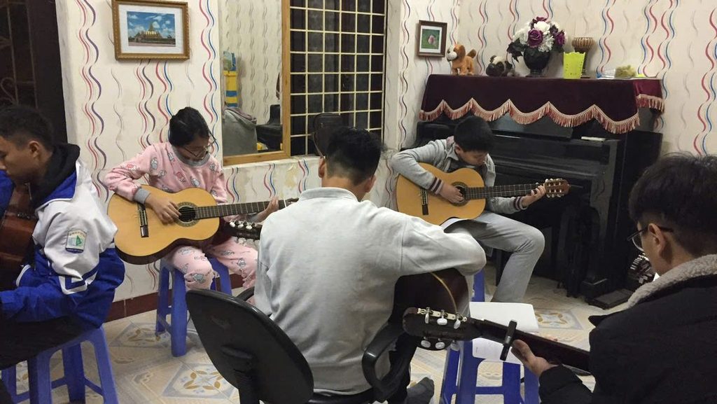 Nhóm học viên thực hành guitar trong buổi học